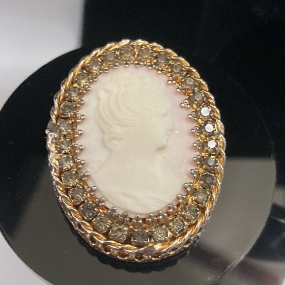 Hobe Cameo Brooch/Pendant​​ - Picture 1 of 7